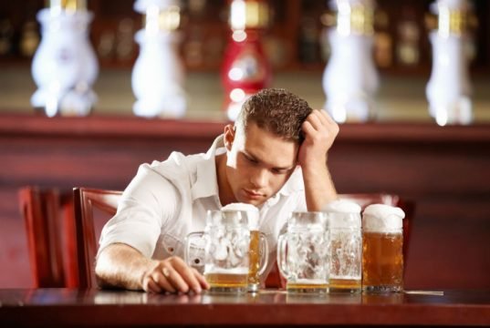 La peor pesadilla de un beer lover: ¡Ya están tirando la cerveza de barril!