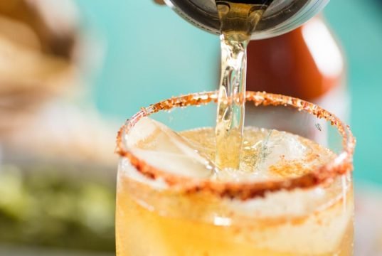 4 cócteles con cerveza artesanal que puedes preparar en minutos