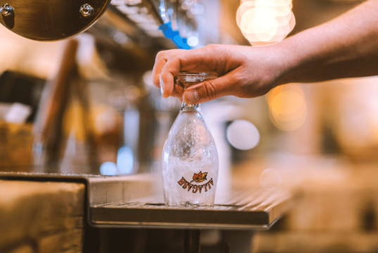 enjuagando vasos de cerveza